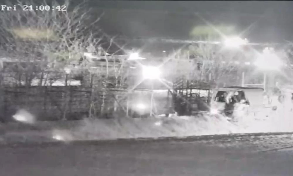 Οδεύουμε προς μεγάλη κρίση: Τουρκικό θωρακισμένο όχημα προσπαθεί να ρίξει τον φράχτη στον Έβρο! - Βίντεο